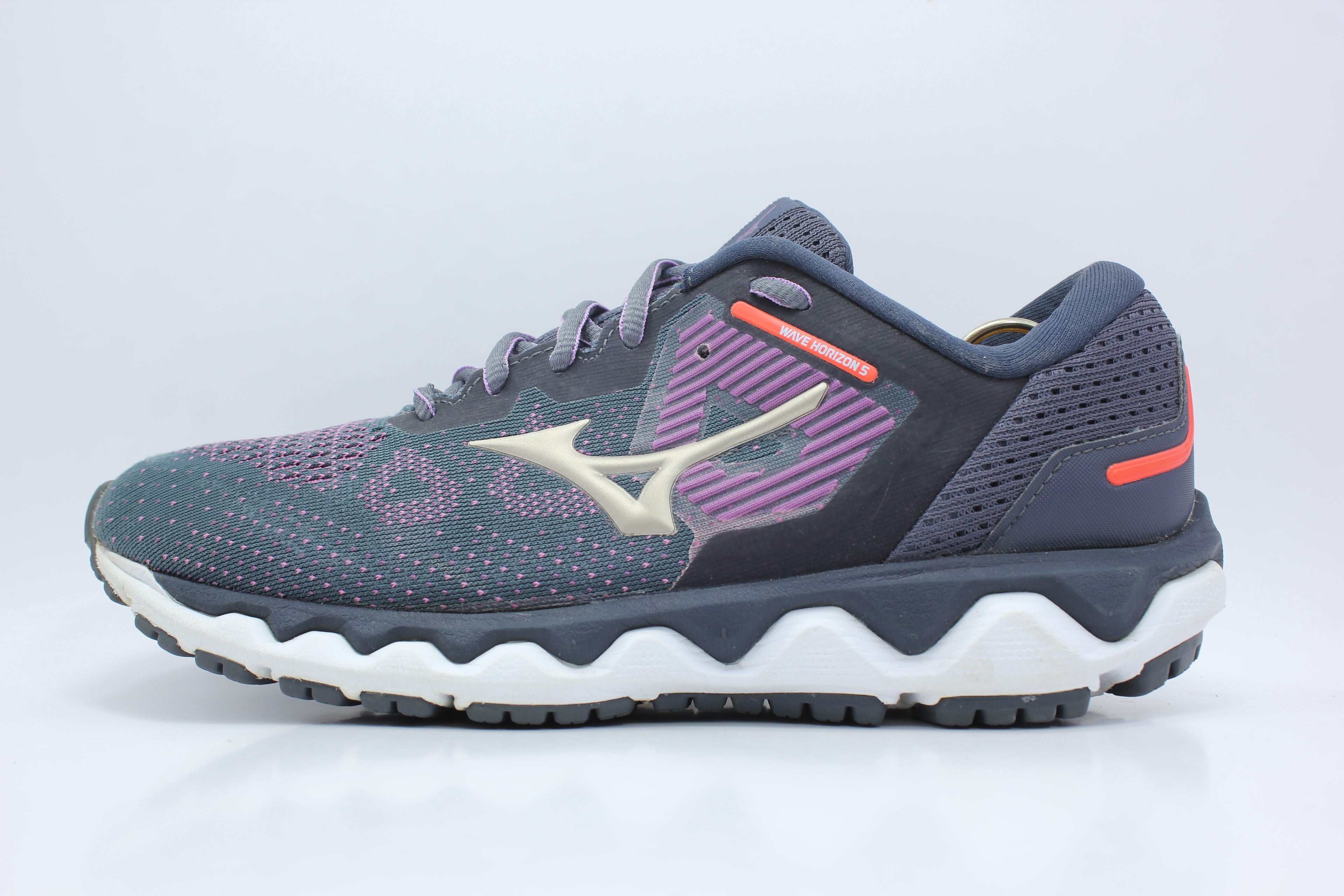 Mizuno Wave Horizon 5